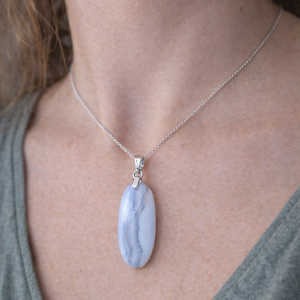 Superbe pendentif en calcédoine bleue naturelle
